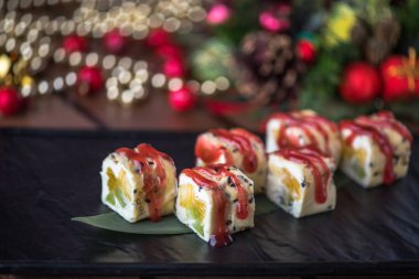 Siyah tabakta Japon geleneksel suşi roll bölümünü