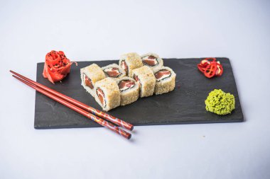 Japon suşi rulo ile kayrak beyaz zemin üzerine alınarak balık