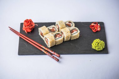 Japon suşi rulo ile kayrak beyaz zemin üzerine alınarak balık