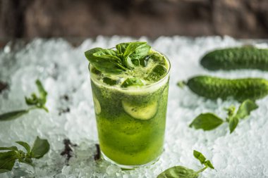 Kokteyl cam fesleğen, limon ve buz üzerinde salatalık ile