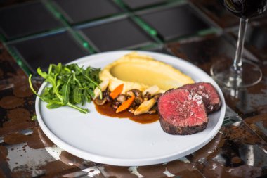 Ton balığı ve ezdim patates soslu beyaz tabakta