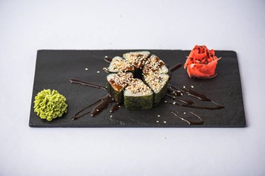 Japon unagi suşi roll kayrak beyaz arka plan üzerinde yılları arasında görev yapmıştır