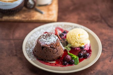Tatlı dondurma ile. Çikolatalı kek