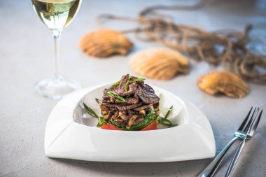 Beyaz tabakta et ve sebze yemek