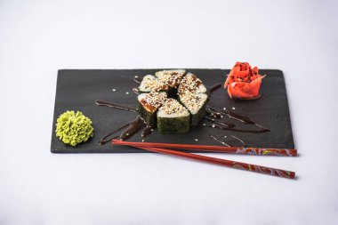 Japon unagi suşi roll kayrak beyaz arka plan üzerinde yılları arasında görev yapmıştır