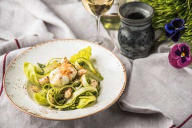 Plaka taze çiçekler ile kumaş üzerine peynirli sebze salatası