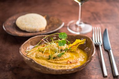 Kahverengi masa üzerinde kase taze lahanası ile süslenmiş aperatif DIP