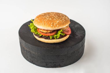 Burger. Beyaz arka plan üzerinde hamburger yakın çekim 