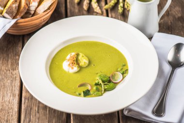 hamur tatlısı ahşap masa üzerinde plaka ile kremalı sebze çorbası