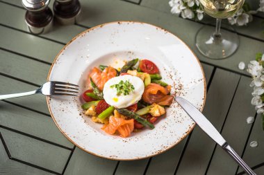 Sebze, somon ve ahşap masa Restaurant'ta tabağa haşlanmış yumurta ile snack