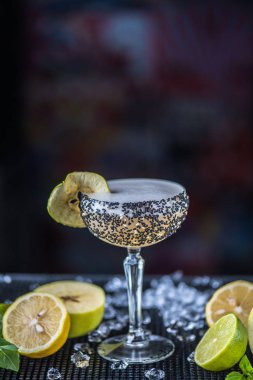 kokteyl cam elma, limon ve kireç ile buzda yakından görmek