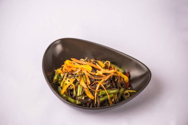 Kase Asya erişte ile tavada sebze beyaz arka plan üzerinde