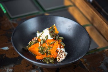 Kabak tohumu ve siyah kase krem peynir ile