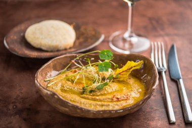 Kahverengi masa üzerinde kase taze lahanası ile süslenmiş aperatif DIP