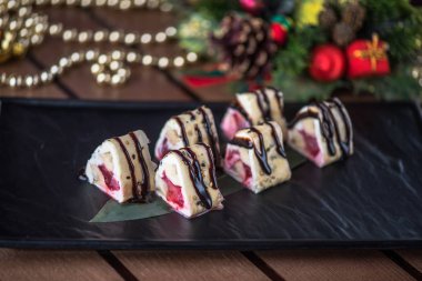 Siyah tabakta Japon tatlı suşi roll