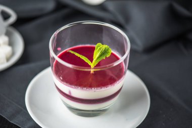 Panna cotta tatlı nane ile cam