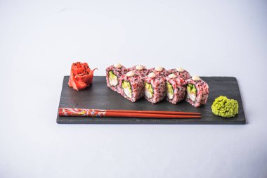 Japon suşi roll kayrak beyaz arka plan üzerinde yılları arasında görev yapmıştır