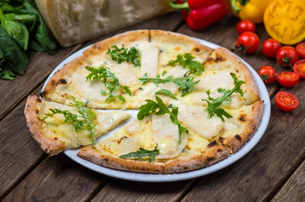 roka ile güzel pişmiş pizza ahşap masa üzerinde görmek