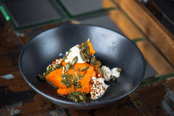 Kabak tohumu ve siyah kase krem peynir ile