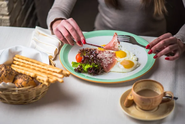 Nahaufnahme Einer Frau Beim Frühstück Mit Spiegeleiern Schinken Und Frischem — Stockfoto