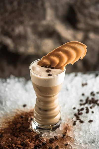 Frappe kahve içecek cam buz üzerinde servis