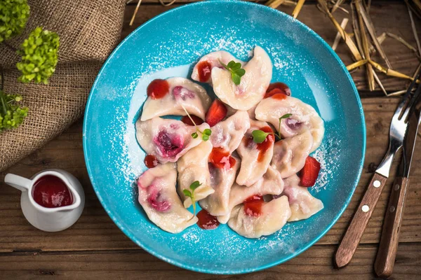 Mavi tabakta çilek ve reçel ile tatlı köfte