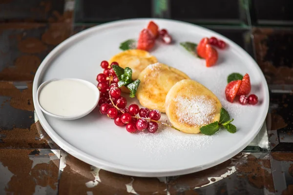 taze çilek ile beyaz tabakta krem peynirli börek