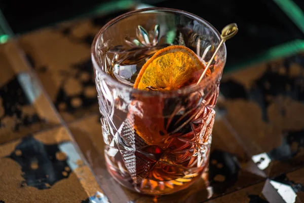 酒精饮料与柑橘在玻璃在黑暗的背景 — 图库照片