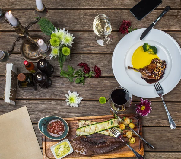 Holztisch Mit Fleischgerichten Auf Weißen Tellern — Stockfoto