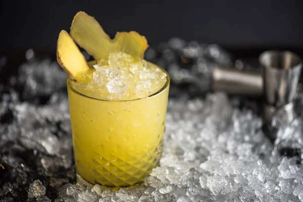 Cocktail Vidro Com Fatia Gengibre Topo Fundo Escuro Com Gelo — Fotografia de Stock