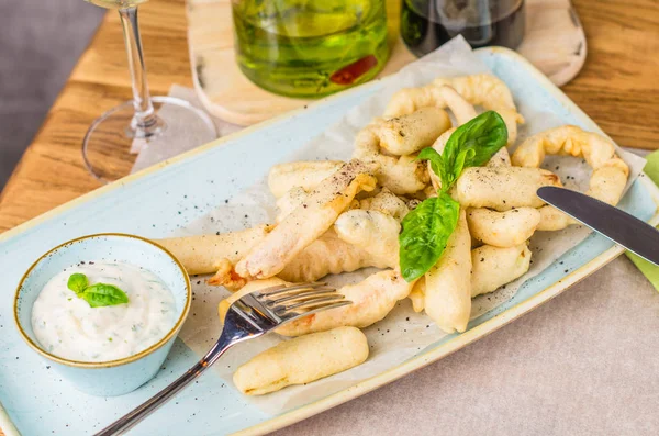 tempura kızarmış karides sos ile tabakta servis