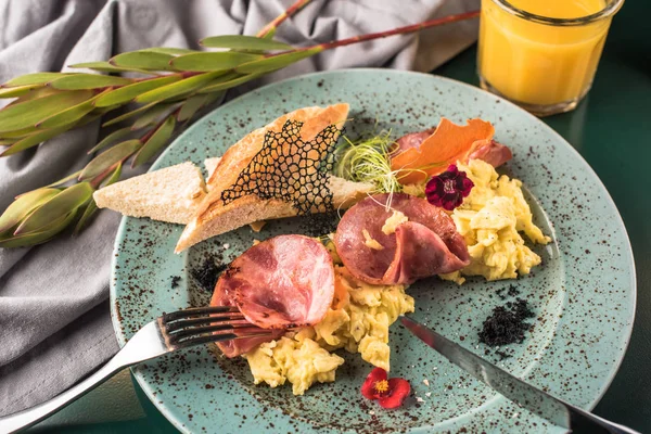 Desayuno Con Huevos Revueltos Jamón Plato — Foto de Stock