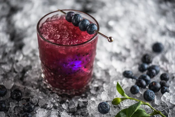 Cocktail Frais Verre Décoré Myrtilles Sur Bâton Sur Fond Sombre — Photo