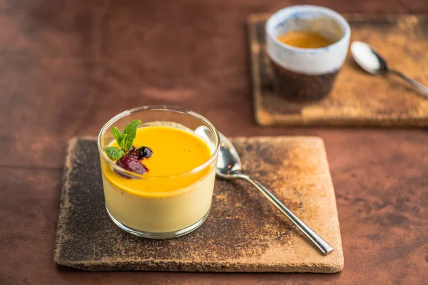 Gemide cam çay kaşığı tatlı meyve mousse