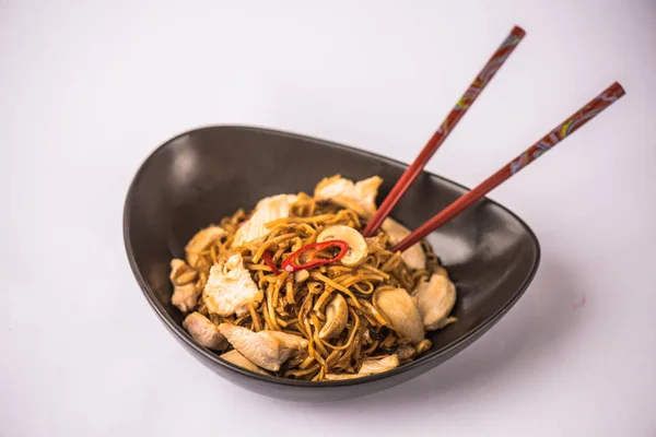 Bol Nouilles Asiatiques Avec Des Légumes Sautés Poulet Sur Fond — Photo