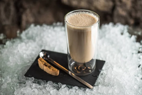 Frappe Kaffeegetränk Glas Serviert Schiefer Mit Biscotti Auf Eis — Stockfoto