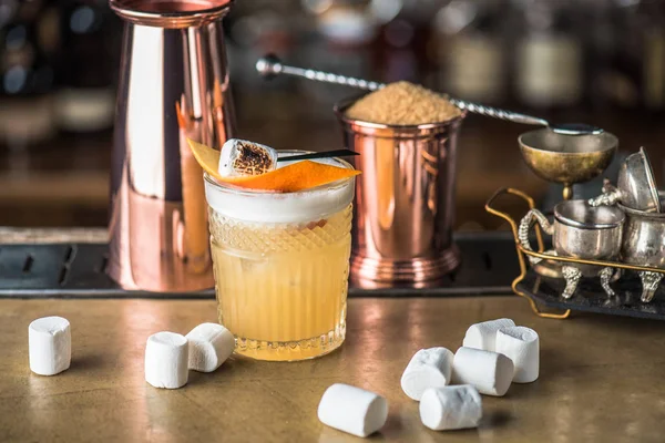 Saurer Cocktail Glas Auf Der Theke Mit Süßem Marshmallow — Stockfoto