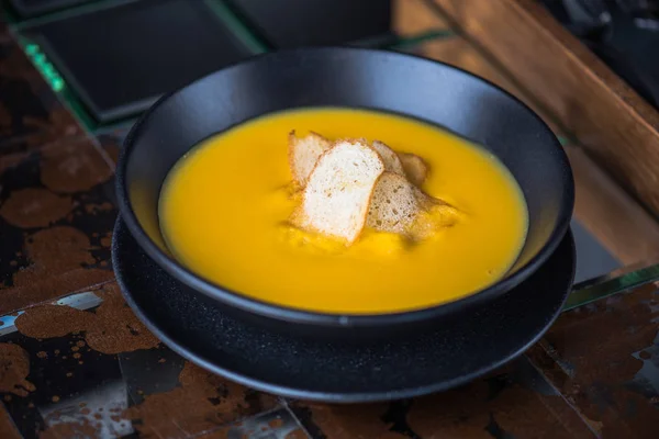 Pumpkin Cream Soup Garnished Croutons Black Bowl — Stock Photo, Image