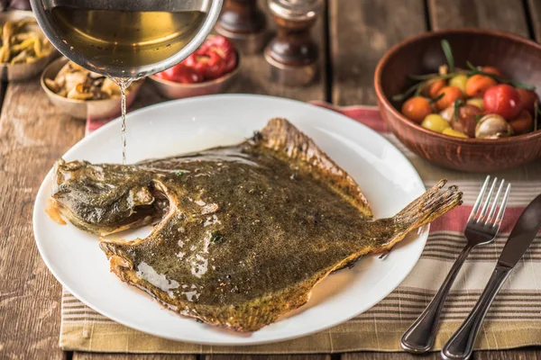 kase sebze ile ahşap masa üzerinde plaka üzerinde tek balık ızgara
