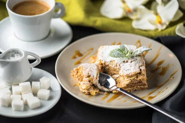 Doce Pedaço Bolo Com Caramelo Placa Branca Com Xícara Café — Fotografia de Stock