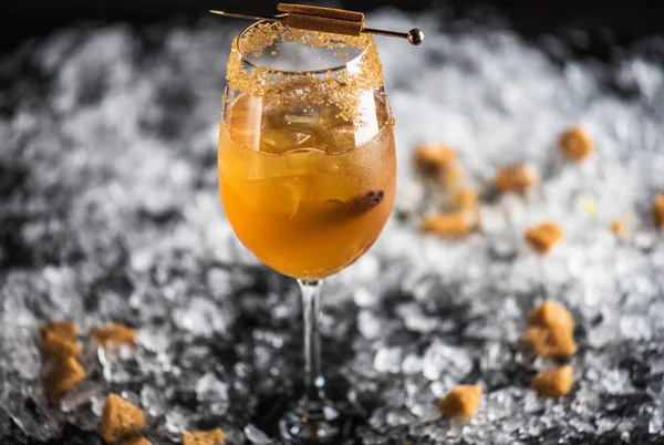 Cocktail Cannelle Verre Sur Fond Sombre Avec Glace — Photo