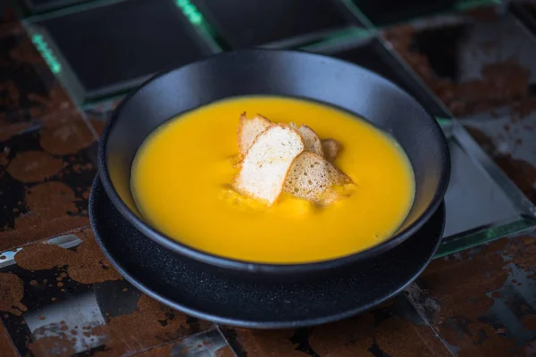 Pumpkin Cream Soup Garnished Croutons Black Bowl — Stock Photo, Image