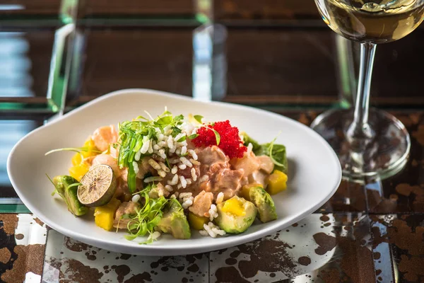 İncelik sebze salatası kadeh beyaz şarap ile koyu arka plan üzerinde tabakta servis