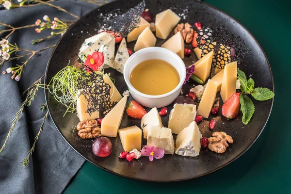 Karışık Peynir tabağı snack ve masanın üzerine sos