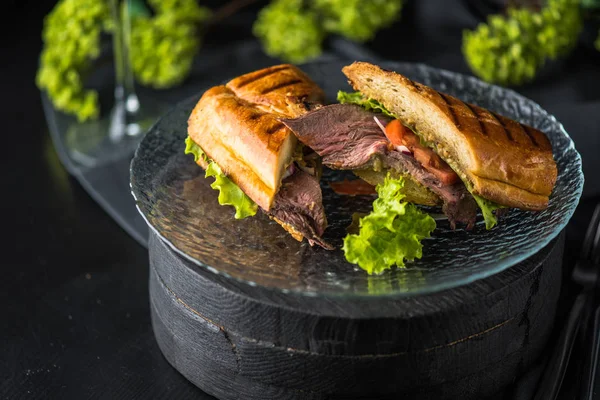 Sandwich Frito Con Pato Verduras Servido Plato Sobre Fondo Oscuro —  Fotos de Stock