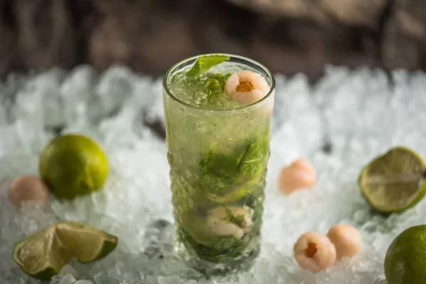 Cocktail Com Limão Lichia Flores Vidro Gelo Com Ingredientes — Fotografia de Stock