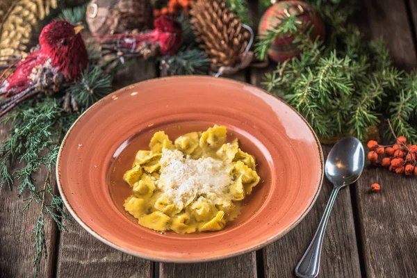 Maccheroni Brodo Tavola Legno Con Decorazioni Natalizie — Foto Stock