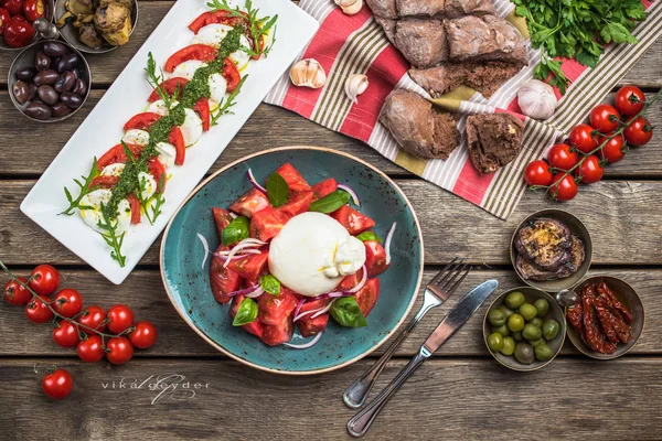 Fräsch Tomatsallad Med Mozzarellaost Skål Och Caprese Sallad Träbord Med — Stockfoto