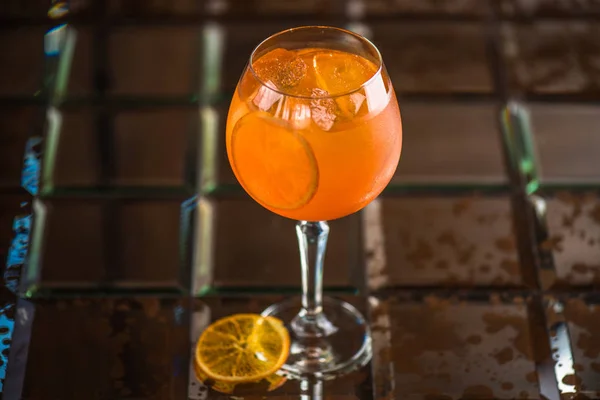 暗い背景上にガラスに柑橘類とアルコール カクテル — ストック写真