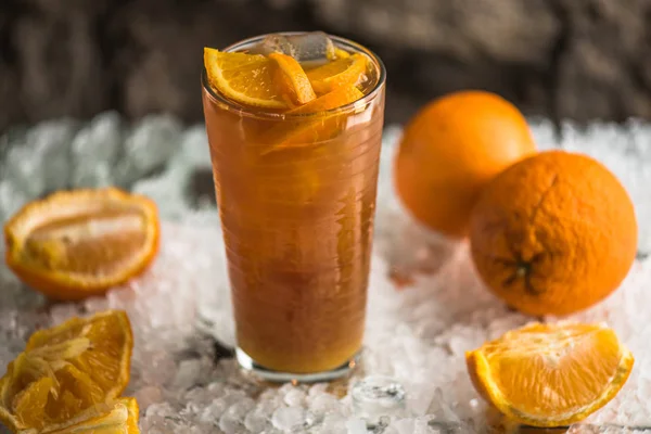 Cóctel Tropical Exótico Con Naranja Vaso Sobre Hielo — Foto de Stock